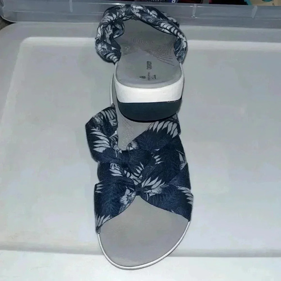 Clarks Blue and White Cushion Soft CloudSteppers Size 8 Flip Flips - Picture 6 of 6